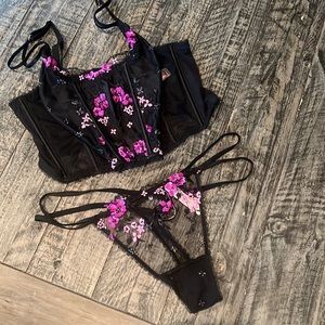 🌸NWT Vic Secret embroidered flowers and rhinestones Corset & strappy Thong 🌸
